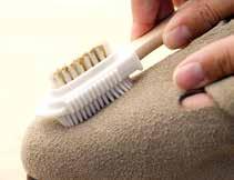 Der spezielle Reinigungskopf der Pflegebürste eignet sich ideal, um Flecken auf dem Naturleder zu