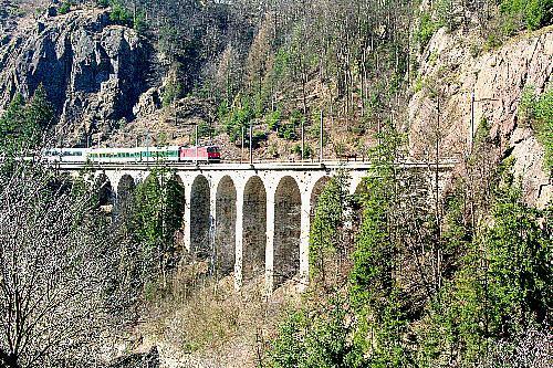 Intschitunnel, 88 m, Intschi (früher Haltestelle) und Talstation Seilbahn Intschi-Arnisee 7 Zgraggentalbrücke 89 m und Zgraggentaltunnel (68 m), 8 Aussichtspunkt Felliboden am Bahnwanderweg, gute