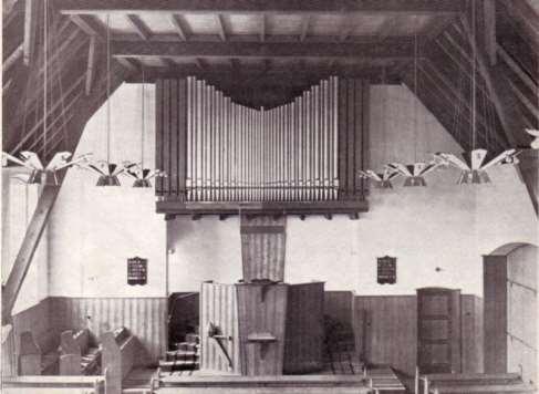 Auf diese frühen Bauten folgen erst nach dem Zweiten Weltkrieg zwei weitere Kirchenbauten in Westkapelle in der südniederländischen Provinz Zeeland: Die Gereformeerde Kirche (1947-49,