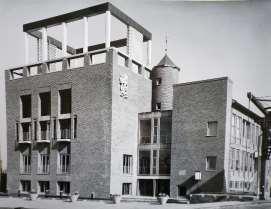 Cleeffkade aus mit der geplanten Ladenzeile (unten). Heute befindet sich hier u.a. das Hotel Aalsmeer. Abb. 93 J. F.
