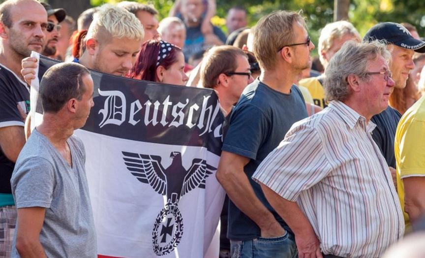 10 So sahen die Demonstranten gegen die Unterbringung von Asylbewerbern in Heidenau 36 am 21. 8.