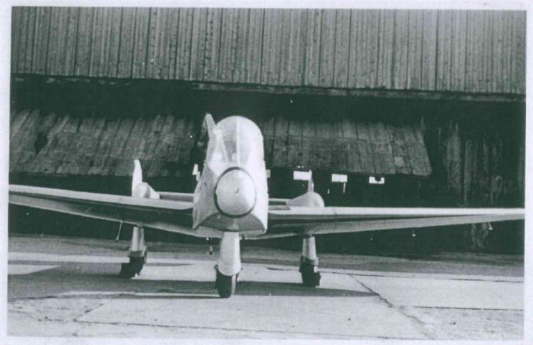 Meindl M 150 Schulmeister vor den Werkstoren (Bild von Albert Duscher) Scheibe Specht (aus Oberpfälzer Rundschau April 1954) Dahmen lieferte weltweit, drei Segelflugzeuge wurden z.b. nach Syrien verkauft.