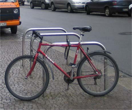 Fahrradbügel bei jeder Straßenbaumaßnahme Seit vielen Jahren wird in Leipzig bei Straßenbaumaßnahmen von vornherein eine Grundausstattung von Fahrradabstellplätzen mit vorgesehen.