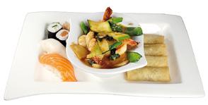 Maki,Gebratene frisches Gemüse mit Rot-Currysauce, und Reis A8 Asia Teller 8 A,D,G