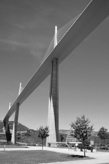 Edith Merz, Roland Wüest Millau ist mit 2460 Metern die längste Schrägseilbrücke der Welt.