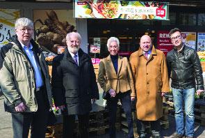 Artz gemeinsam mit den CDU-Vorstandsmitgliedern Marius F. Jakob, Benno Nußbaum und Andreas Anger den REWE-Markt im Einkaufszentrum Karthause. Dieser wird seit 7.