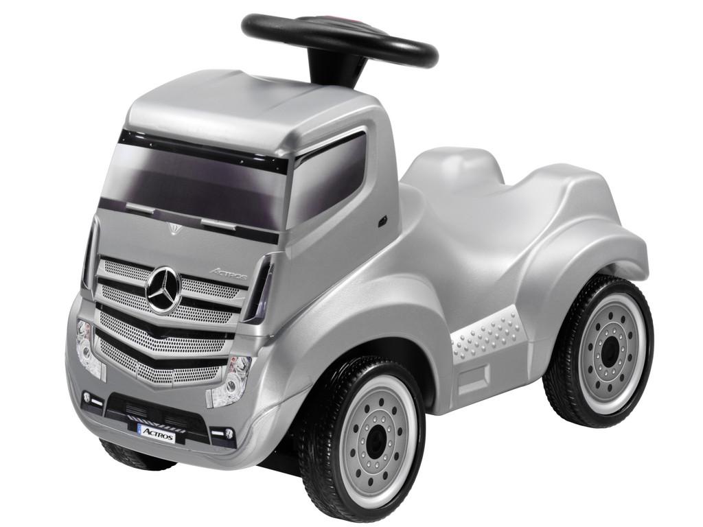 Mercedes-Benz Weihnachtsgeschenke: Mercedes-Benz Actros 2 Sattelzugmaschine Rutschfahrzeug aus andoritgrauem Kunststoff, stufenlose Präzisionslenkung