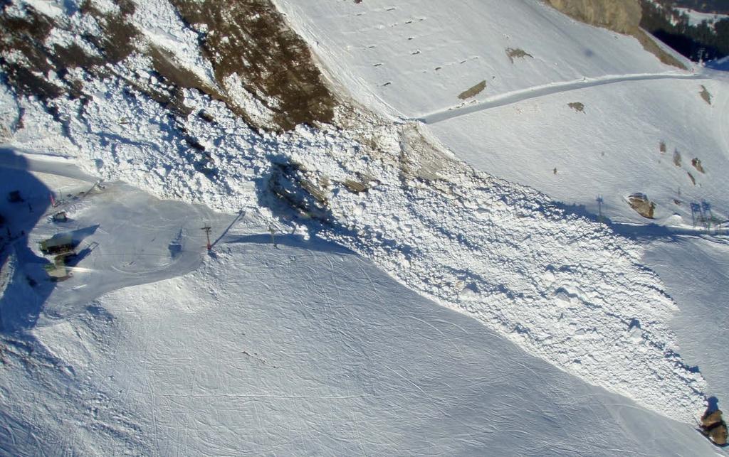 Abbildung 30: Eine Gleitschneelawine beschädigte den Skilift Petit Pré im Skigebiet von Ovronnaz (VS).