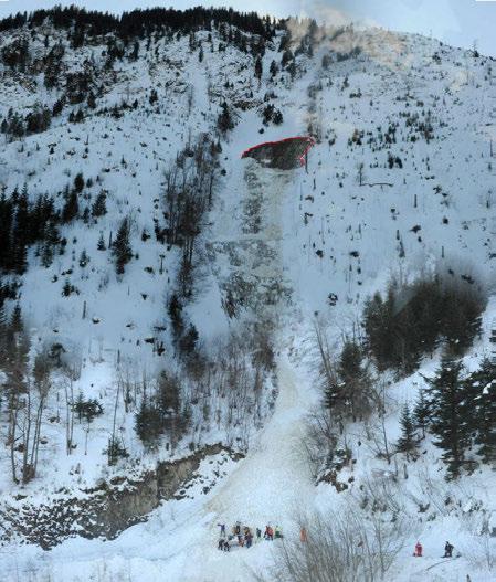 Nr. 211: Stanserhorn, Stans (NW), 24. Februar 2012 Gleitschneelawine verschüttet Fahrer bei Schneeräumung.
