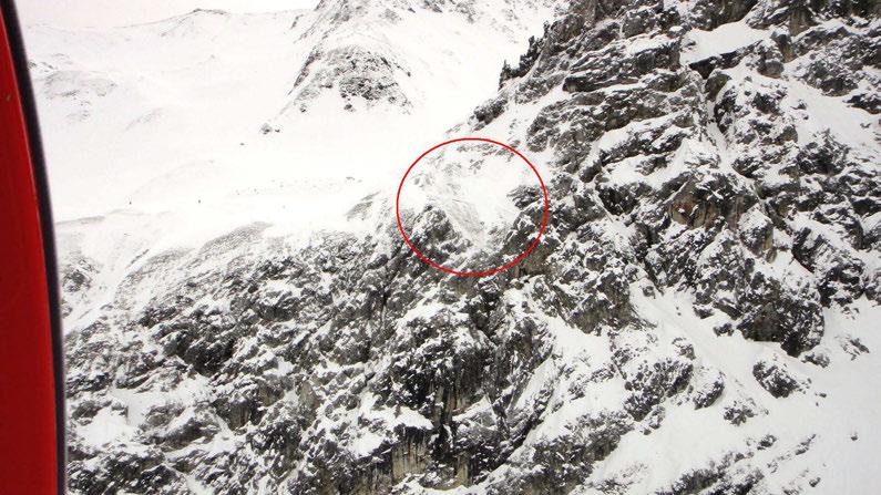 Abbildung 69: Blick auf das Anrissgebiet der Lawine im Tritt (Langwies/GR; roter Kreis): ein Bergführer liess seine Gruppe an einem sicheren Ort warten, um den Zugang zur Steilstufe im Tritt (80 m