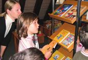 Einführungen in die Bibliotheksbenutzung Kindergarten / Klasse 1 Für Vorschulkinder und Erstklässler bieten wir eine spielerische Einführung in die Angebote der Kinderbibliothek.