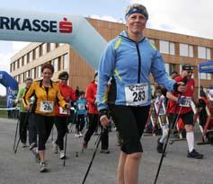 Sie bekam dafür prompt bei der Siegerehrung den Titel Nordic Walking Queen vom Veranstalter verliehen. Die Spitzengruppe nach der ersten Runde.