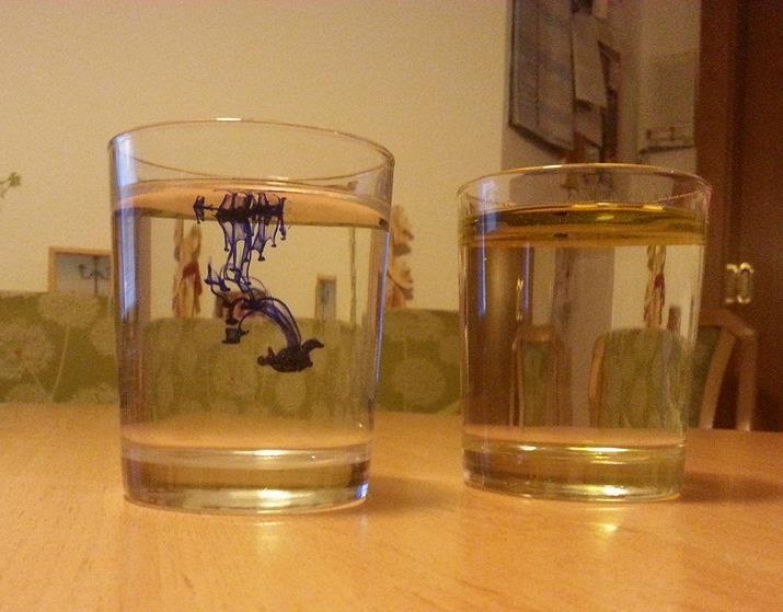 Forscherauftrag Nr. 5 Die Reise des Tintentropfens durch Wasser und Öl 1 Tropfpipette 2 Gläser Wasser 1 Esslöffel Öl Tinte Fülle beide Gläser mit Wasser und gib in ein Glas das Öl dazu!