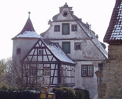 Geschichte Leider wird diese teilweise rekonstruierte, schöne Schildmaueranlage in der Literatur der Burgenkunde und Burgenforschung nur selten erwähnt.