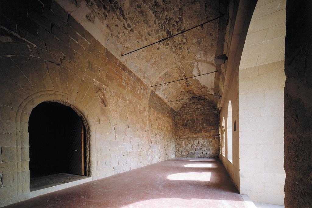 15 Galerie Wie bei anderen Festungen erreichte man auch diese Galerie früher über eine hölzerne Freitreppe, die zerlegt werden konnte, um die Verteidigung der Beletage mit der Kirche zu erleichtern.