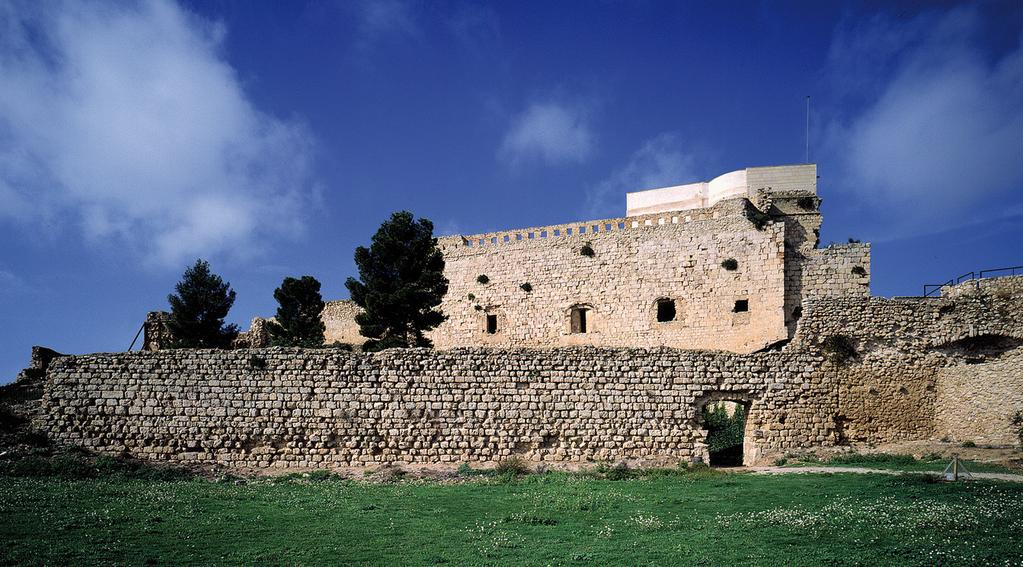 1 Unterer Bereich Der untere Bereich ist gewissermaßen der Vorraum zur eigentlichen Burg (oberer Bereich) und hat seinen Ursprung wahrscheinlich in einer Koppel oder Einfriedung aus muslimischer Zeit.