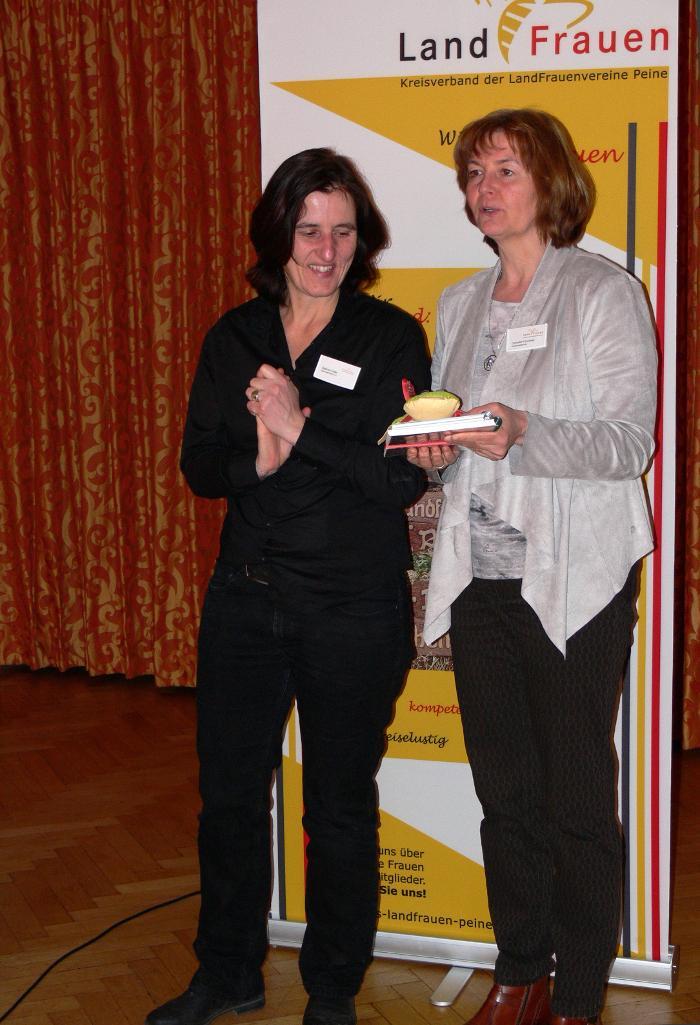 Als Anerkennung ihrer Verdienste für die LandFrauenarbeit wurde sie von der Bezirksvertreterin Dörte Stellmacher mit der Ehrenbiene ausgezeichnet.