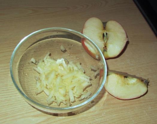 Forscherauftrag Nr. 9 Das Auge isst mit 1 Apfel 1 Apfelreibe 1 Schälchen 1 Teelöffel Zitronensaft 1. Reibe ein Stückchen Apfel zu Apfelmus und fülle dieses in das Schälchen. 2. Warte 10 Minuten.