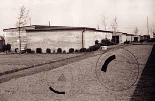 Im Hintergrund links das 1944 errichtete Haus des Kommandanten Max