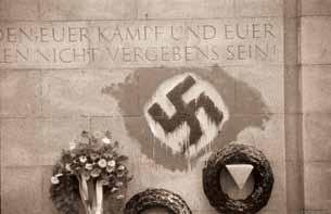 Die Lager-SS Die Lager-SS nach Kriegsende Politische Auseinandersetzungen Nach Kriegsende bildeten sich Netzwerke ehemaliger Nationalsozialisten, die der gegenseitigen Hilfe zur Wiedereingliederung