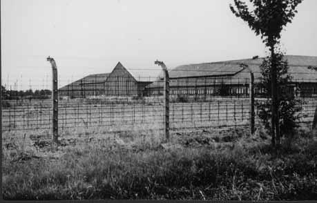 (ANg, 1985-4009) Das Klinkerwerk im Jahr 1953. Aufnahme des ehemaligen französischen Häftlings des KZ Neuengamme Pierre Billaux, der 1953 während einer Gedenkfahrt nach Neuengamme kam.