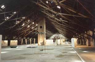 Im Klinkerwerk fanden mehrere große Veranstaltungen statt, u. a. ein Gottesdienst zum Auftakt des Kirchentages unter Beteiligung ehemaliger Häftlinge des KZ Neuengamme. Foto: unbekannt, 15.6.1995.