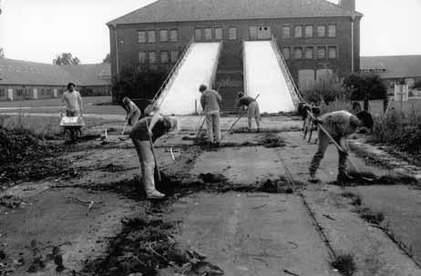 Klinkerwerk als Arbeits- und Ausstellungsraum. Das Workcamp im Sommer 1993 beschäftigte sich mit den Arbeitsbedingungen der Häftlinge in der Klinkerproduktion und mit den Plänen für das Neue Hamburg.
