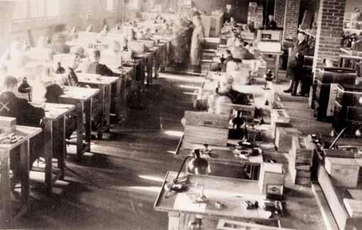 Arbeitsbedingungen 3.2 Die Arbeitsbedingungen bei Messap Bei der Montage der Zeitzünder S 30 und S 60 mussten die Häftlinge mit Lupe und Pinzette Uhrwerke und Steuerungsmechanismen zusammensetzen.