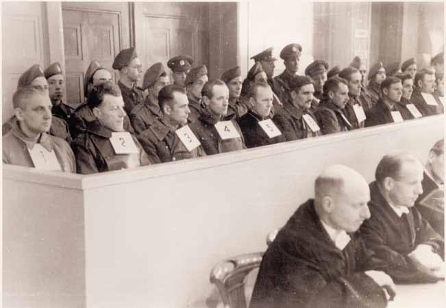 Die Lager-SS Verbrechen im KZ Neuengamme vor Gericht Der Hauptprozess 1946 Angeklagte Die Anklagebank im Hauptprozess 1946. 1: Max Pauly, 2: Karl Totzauer, 3: Anton Thumann, 4: Dr.