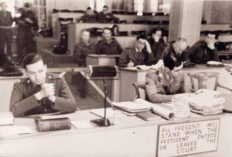 Die Lager-SS Verbrechen im KZ Neuengamme vor Gericht Der Hauptprozess 1946 Ankläger und Verteidigung Der Tisch der Ankläger im Hauptprozess, rechts Major Stephen Malcolm Stewart.
