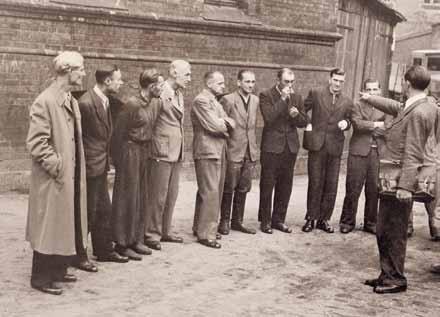 Die Lager-SS Verbrechen im KZ Neuengamme vor Gericht Britische Prozesse 1945 1948 Überlebende Häftlinge informierten die britischen Ermittler über Verbrechen im KZ Neuengamme, identifizierten