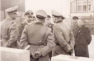 Heinrich Himmler besucht das KZ Neuengamme, vermutlich Januar 1940. Rechts im Bild in Zivilkleidung der Leiter der Politischen Abteilung, Otto von Apenburg. Foto: unbekannt.