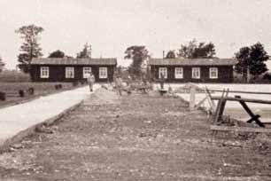 SS-Obersturmführer Albert Lütkemeyer Blick vom Innern des Häftlingslagers auf die Baracken am Lagereingang mit den Schreibstuben des Rapportführers (links) und des Schutzhaftlagerführers und des