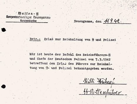 In einzelnen Außenlagern hielten Wachleute und Gastredner Schulungsabende ab. SS-Männer mit Gasmasken und Gewehren. Innenaufnahme aus dem KZ Neuengamme, 1941.