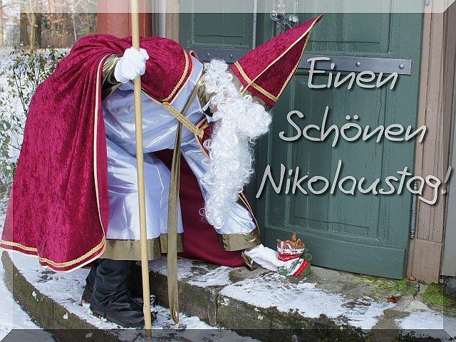 Und im Gegenzug wird der Nikolaus aus seinem goldenen Buch über jedes Kind etwas Positives herauslesen- bevor er aus einem großen Sack seine Geschenke hervor holt.