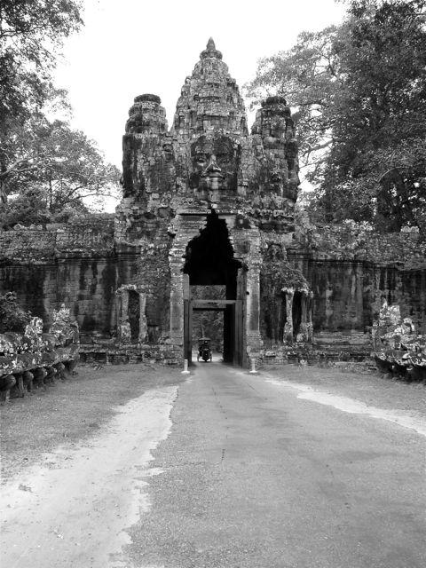 1924 wurde durch weitere Entdeckungen diese These verworfen und die Figuren endgültig einem buddhistischen Kult zugesprochen. Diese Entdeckung war von besonderem Interesse, da Jayavarman VIII.