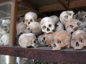 Bei der Flucht der Roten Khmer aus dem Foltergefängnis S-21 ließen diese eine große Anzahl an Dokumenten zurück, die beweisen, dass gefoltert und gemordet wurde (vgl. GOEB 2007, S.38).