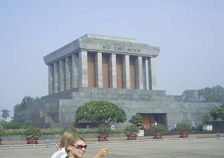 Weitere zu erwähnende sozialistische Repräsentationsbauten Hanois sind das Ho Chi Minh Museum, der sowjetisch-vietnamesische Freundschafts- und Kulturpalast, der Sitz des Volkskomitees der Stadt