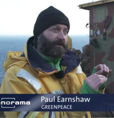 4 "Sea-Watch" hat einen weiteren NGO 9 als Verbündeten: Greenpeace. (Ab ca. 5:50:) Die "Spotter" sichten die Flüchtlingsboote meist als erste (s.o.) und leiten die Rettungsboote dann über Funk an die richtige Stelle (Ab ca.