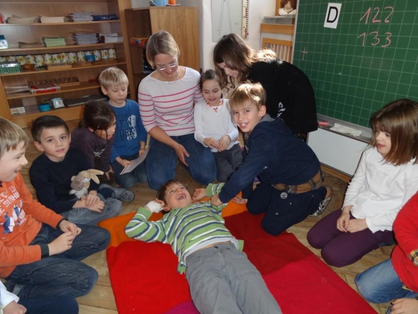 Holzmann-Masin die Bienenklasse, um die Kinder mit den grundlegenden Dingen der Ersten Hilfe vertraut zu machen.