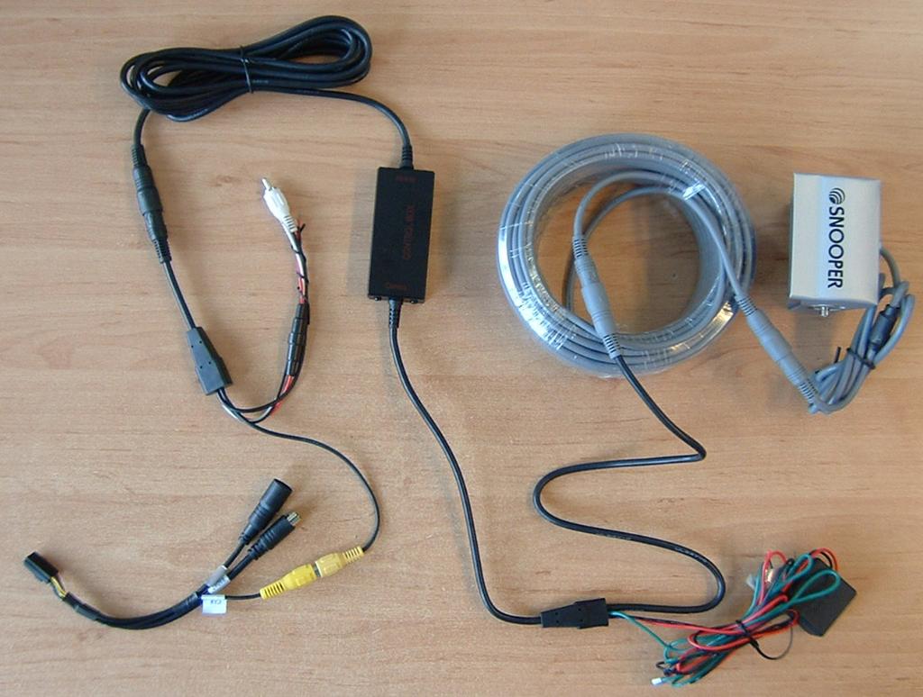 Das orange Kabel von Hauptstecker des AVNS9000, muss auf das Rückwärtsganglicht gelegt werden, damit das AVNS9000 automatisch auf das