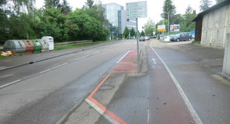 Die dritte Zufahrt zur selben Kreuzung: Linksabbiegende Radfahrer können den Radweg verlassen und sich