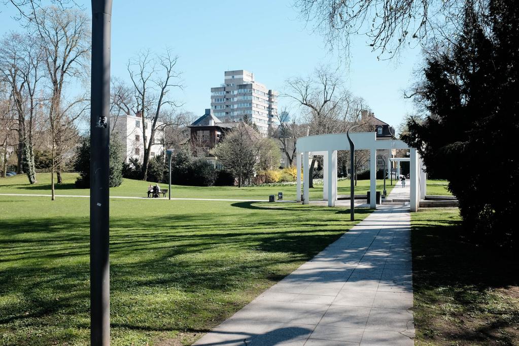 im Park: Kreuzung der Wege und Brunnen.