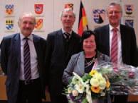 Bad Abbach Ehrenzeichen des Bayerischen Ministerpräsidenten Horst Seehofer für Anna Bierek aus Oberndorf Seit 1994 werden jährlich zehn Land kreis bürger mit dem Ehren zeichen des Bayrischen Minis