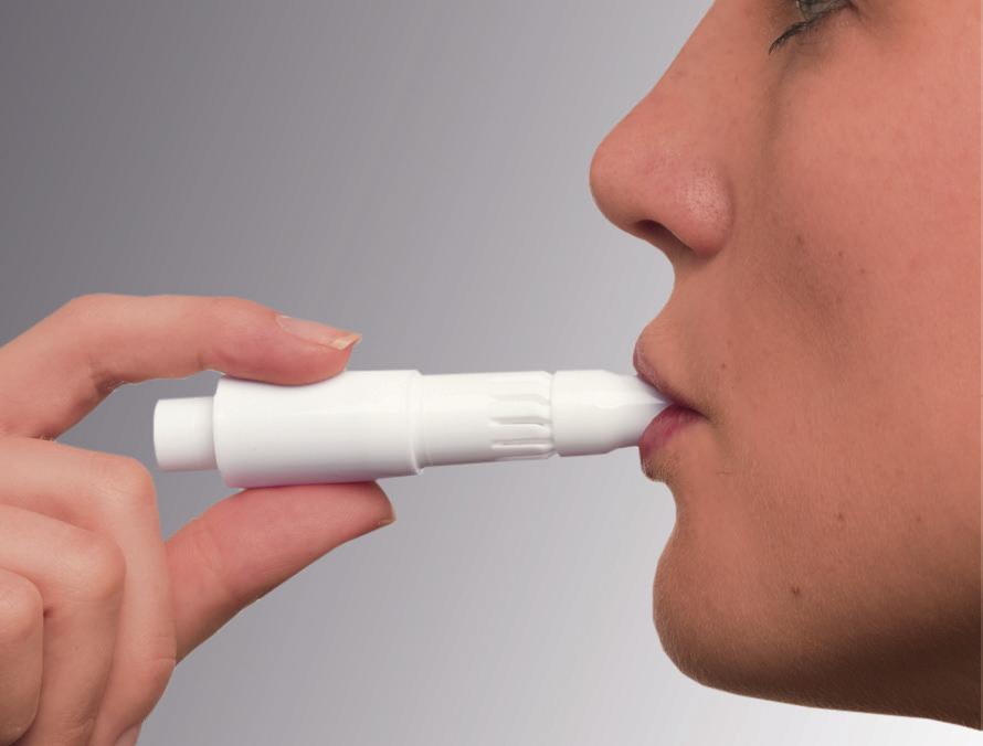 7. Atmen Sie langsam aus. Nehmen Sie das Mundstück zwischen die Zähne und umschließen Sie es dicht mit Ihren Lippen.