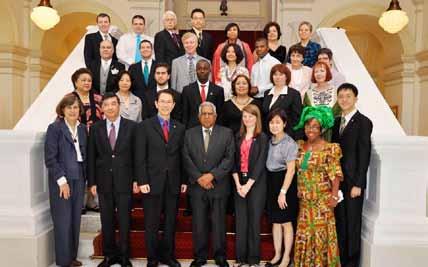 Der Präsident von Singapur, R.S. Nathan (erste Reihe, 4. von links) gibt einen Empfang für den IAVE-Vorstand anlässlich des 21.