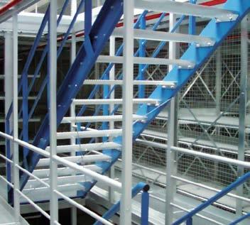 Treppen Dexion Treppen werden speziell für unsere Stahlbühnen und für unsere mehrgeschossigen Regalanlagen gefertigt und sind wahlweise mit feuerverzinkten Tränenblechstufen, feuerverzinkten