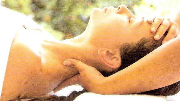 Verwöhnen Sie Ihren Körper durch eine Massage mit harmonisch abgestimmten, erlesenen Ölen.