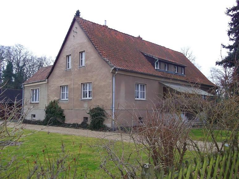 Genshagener Straße 5: Das Doppelwohnhaus in der Genshagener Straße 5 wurde ca. 1958 erbaut und ist vollständig unterkellert.