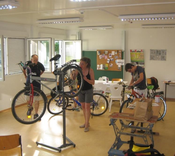 Feierliche Eröffnung im Juni 2012 Vereinsobmann Wolfgang Schirmbrand und Susanne Springer werken an einem Fahrrad. Wöchentlicher Werkstattbetrieb Am 14.